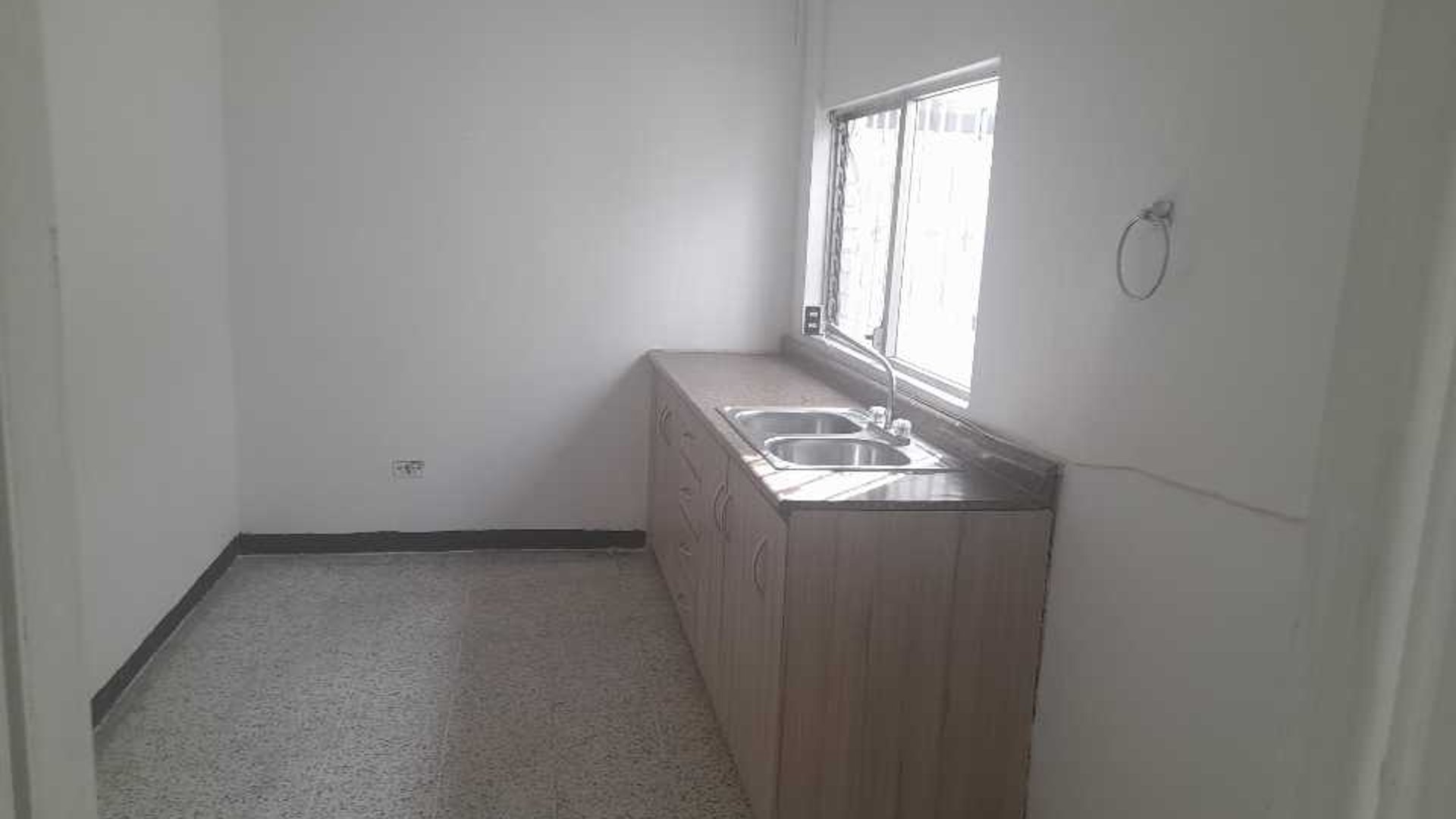 Renta Casa Zona 10, A pocos metros de Hospital Centro Medico - Miniatura 12
