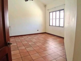 CASA  EN VENTA ESTILO COLONIAL,📍sobre 20 calle Z. 10, fuera de garita - Image 11