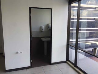 Oficina en renta, 6 ambientes, zona 10 - 4
