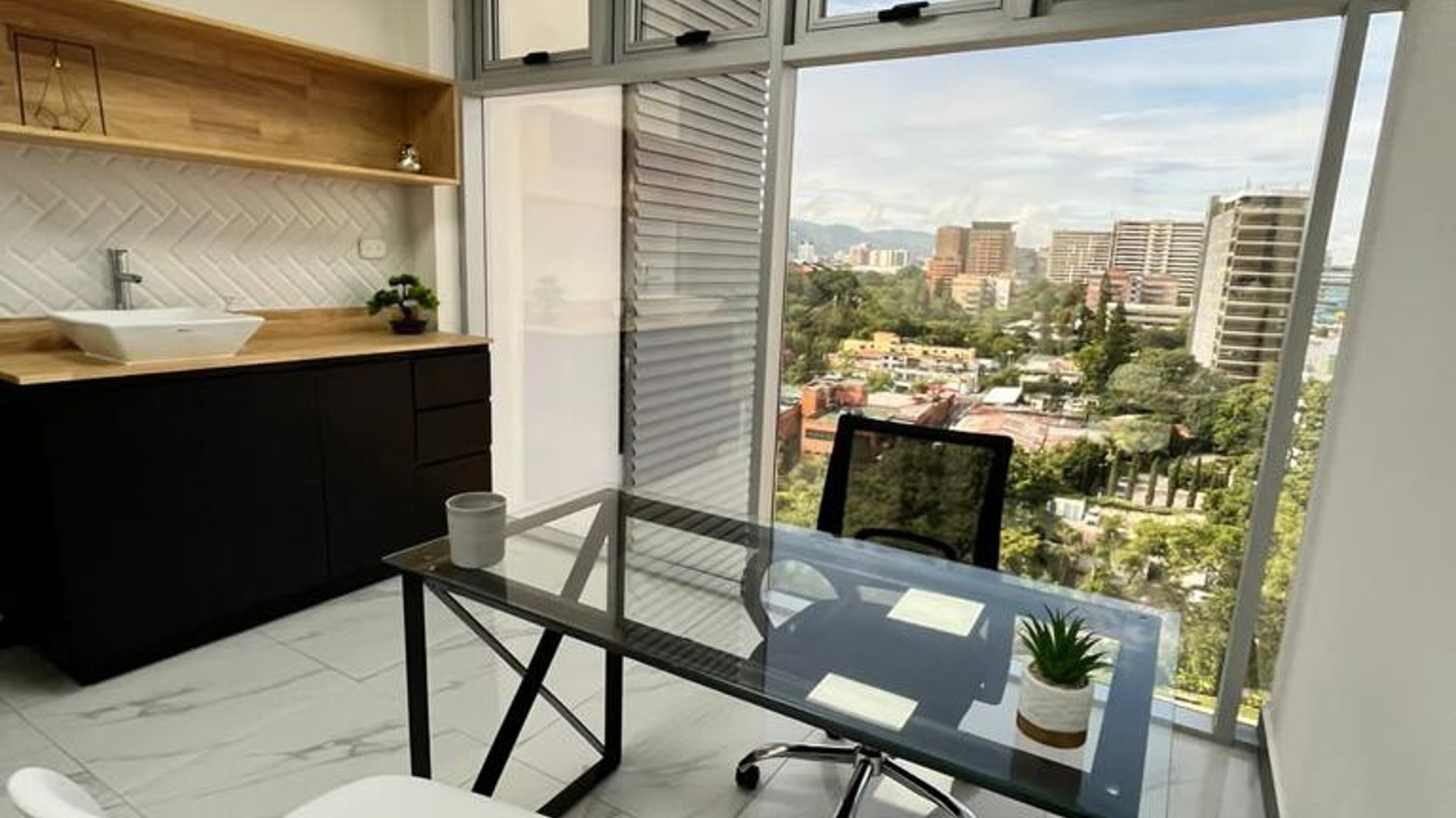 Rento clinica amueblada en zona 10 Ref-4838