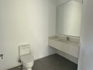 Lujoso Local Comercial con doble acceso - Image 4