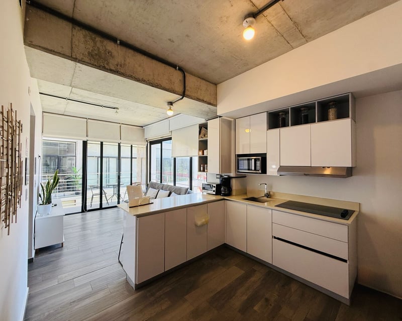 VENTA DE MODERNO APARTAMENTO AMUEBLADO - SHIFT CAYALÁ, ZONA 16