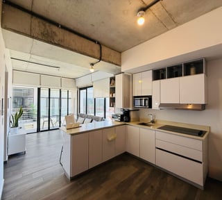 VENTA DE MODERNO APARTAMENTO AMUEBLADO - SHIFT CAYALÁ, ZONA 16