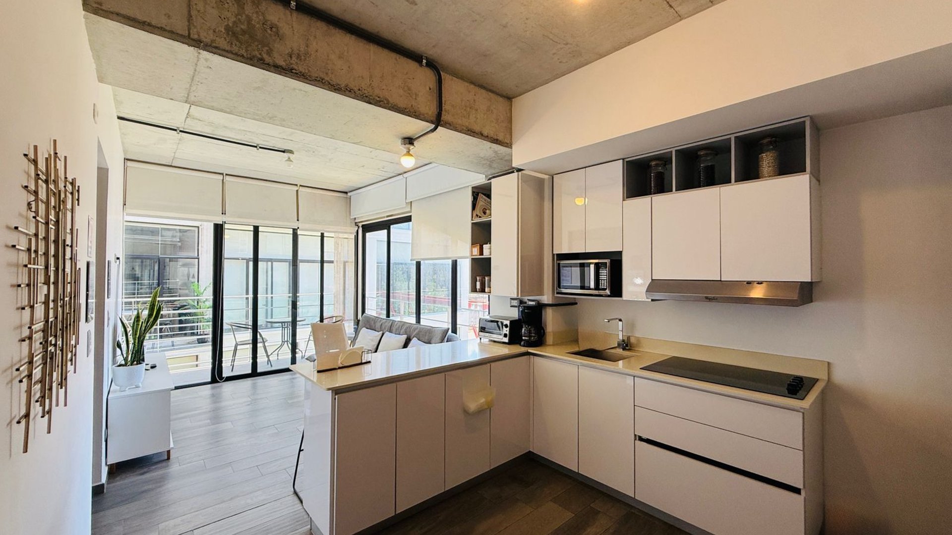 VENTA DE MODERNO APARTAMENTO AMUEBLADO - SHIFT CAYALÁ, ZONA 16