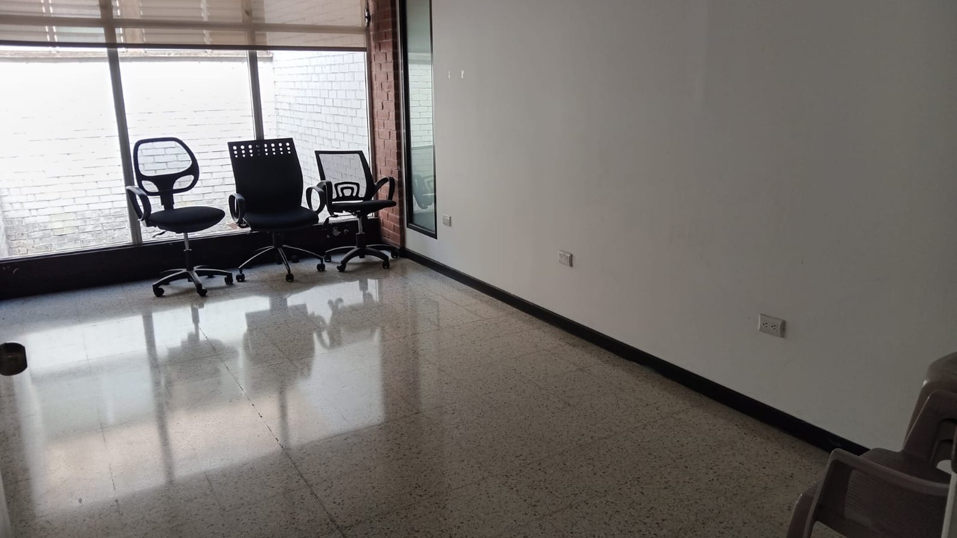 Oficinas en Renta en Edificio 74 zona 9 - Miniatura 12