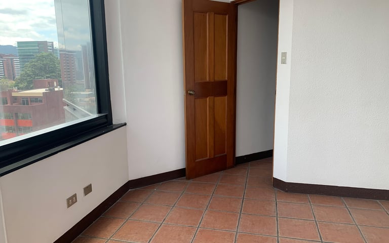 OFICINA EN 154 M2 EN EDIFICIO MURANO CENTER ZONA 10 - Miniatura 13