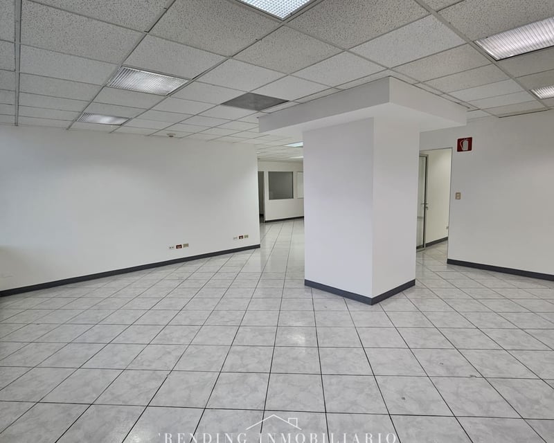 Oficina en alquiler zona 14 edificio Europlaza con 229 m² de construcción + 4 parqueos