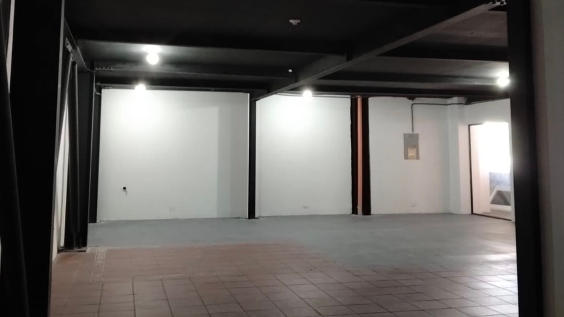 Local en renta Plaza Octubre Villa Nueva - Miniatura 4