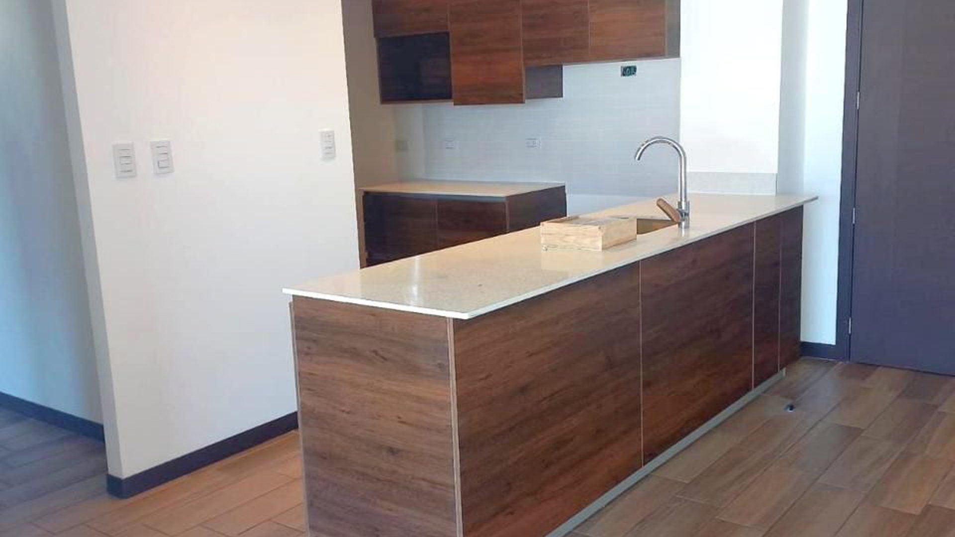 Apartamento con balco en renta de 3 habitaciones en zona 13 Ref-5575