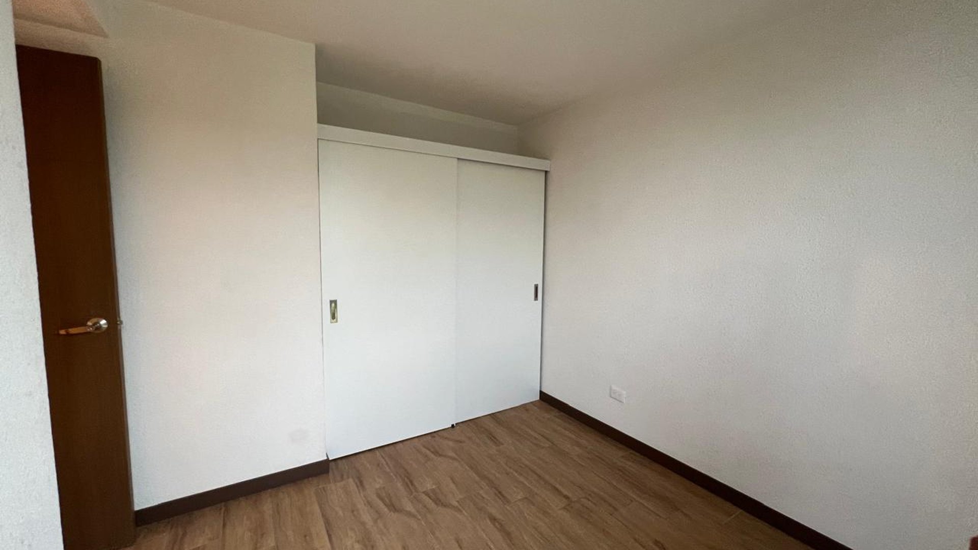 APARTAMENTO EN RENTA EN EDIFICIO UNIDO  ZONA 17 - Miniatura 15