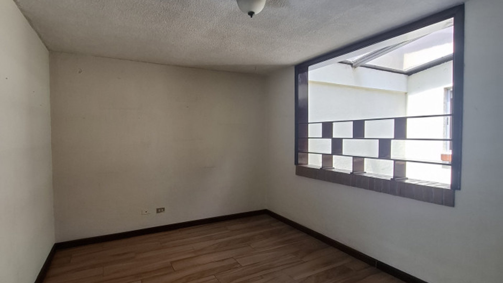 Casa en renta en zona 10 Bulevar Los Próceres - Miniatura 16