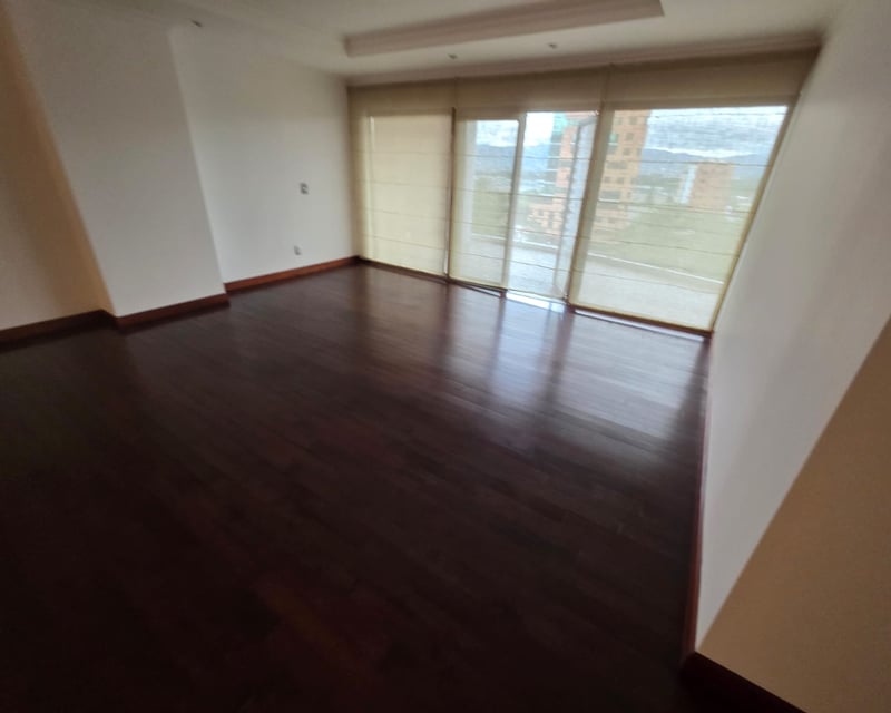 Apartamento en venta de 3 habitaciones con balcon zona 14 Ref-4995