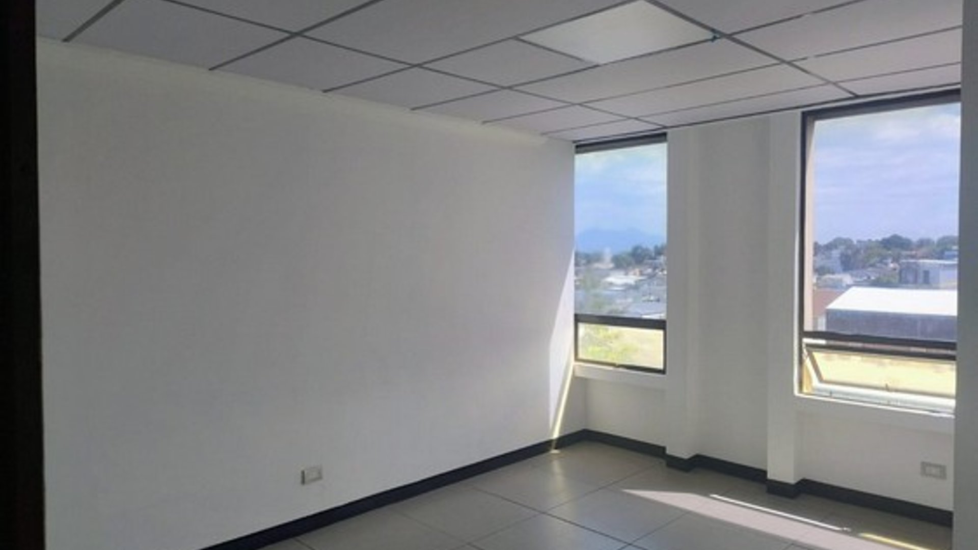 Zona 13 Alquilo Oficina 80 mt2 Blvd Liberacion - Miniatura 7