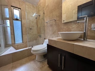 Venta de hermosa casa en Condominio – Colonia El Prado, Zona 10 - Image 12