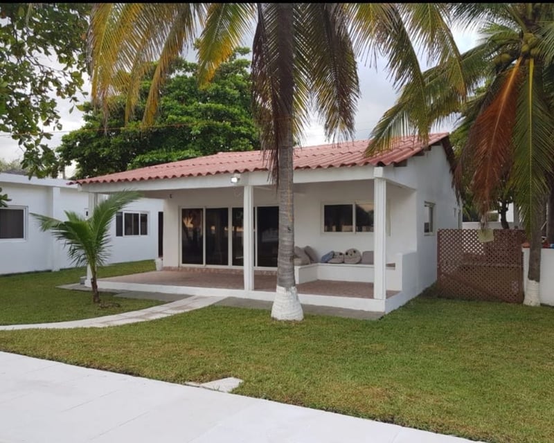 CASA EN LA PLAYA DE MONTERRICO EN RENTA 