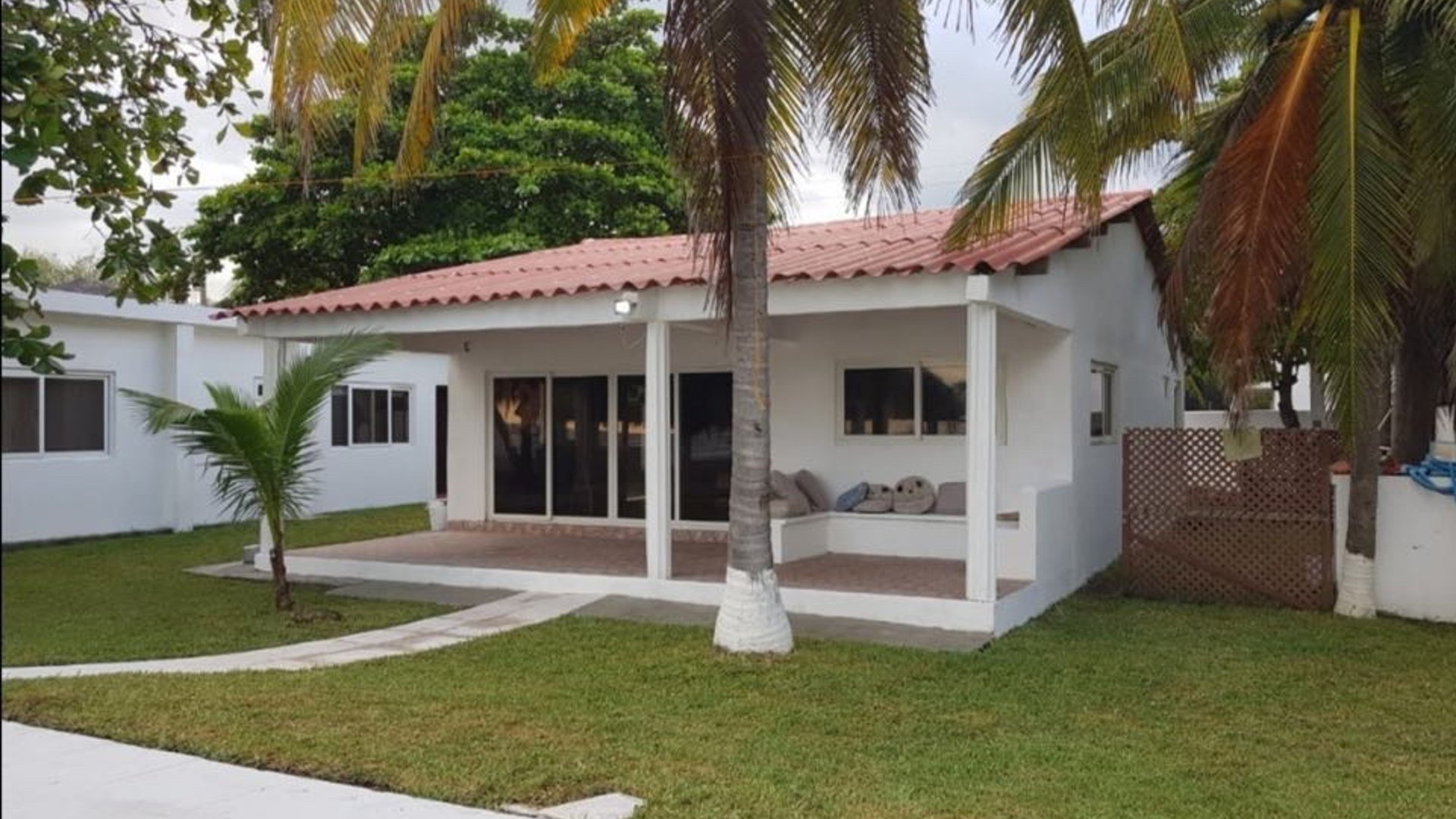 CASA EN LA PLAYA DE MONTERRICO EN RENTA 