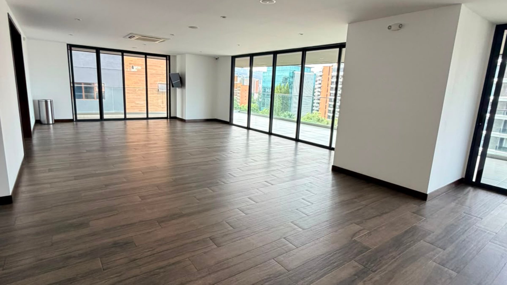 APARTAMENTO EN RENTA |AMUEBLADO | VASANTA| ZONA 10 - Miniatura 4