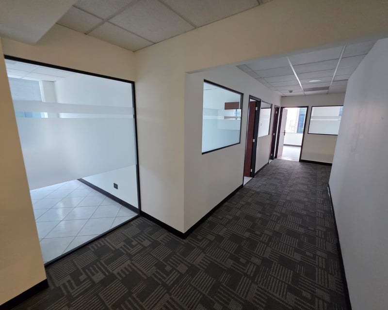 Rento Oficina en zona 14 Ref-4701