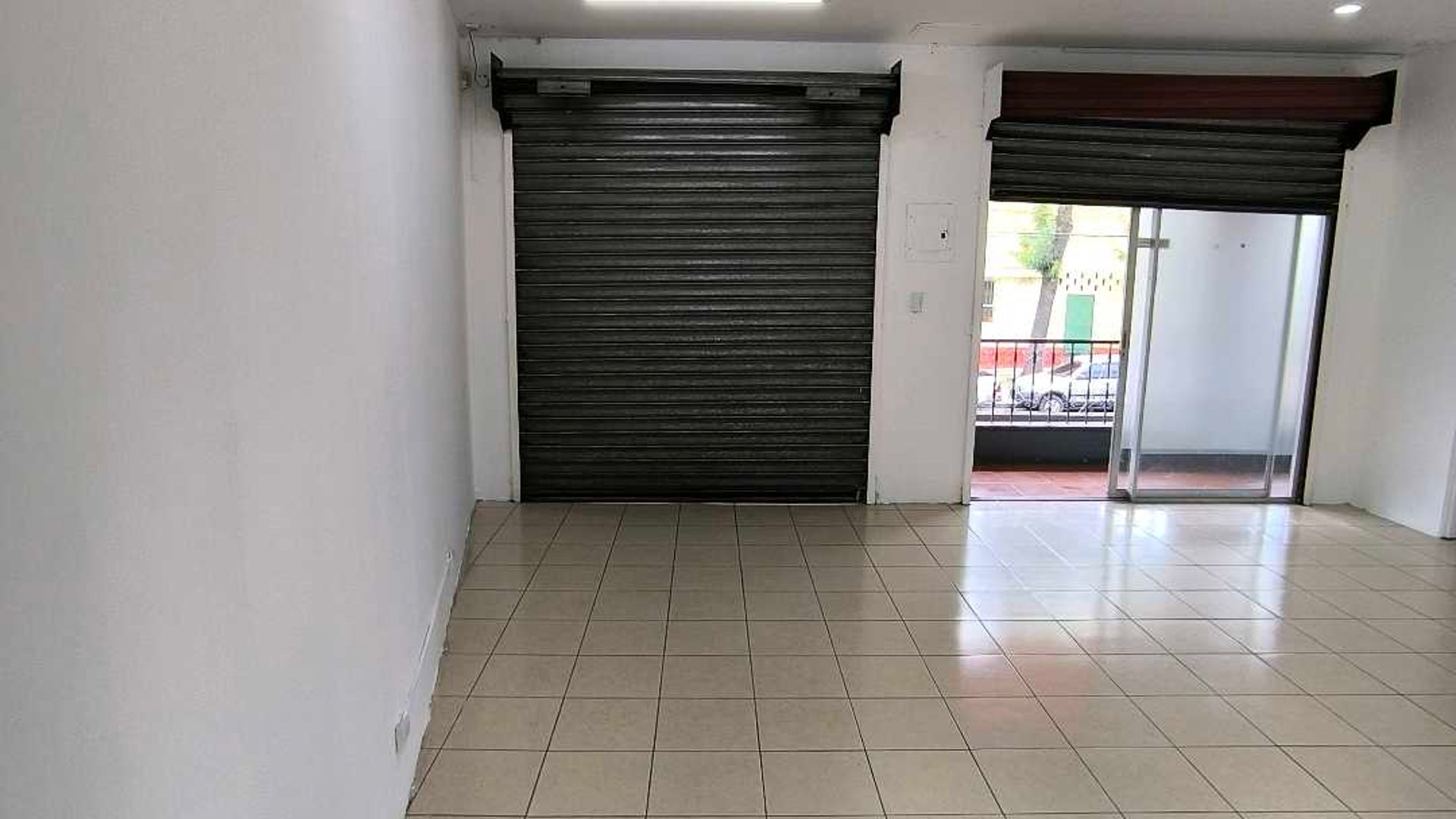 Alquilo Local Comercial en Plaza Utatlan Zona 7 - Miniatura 7