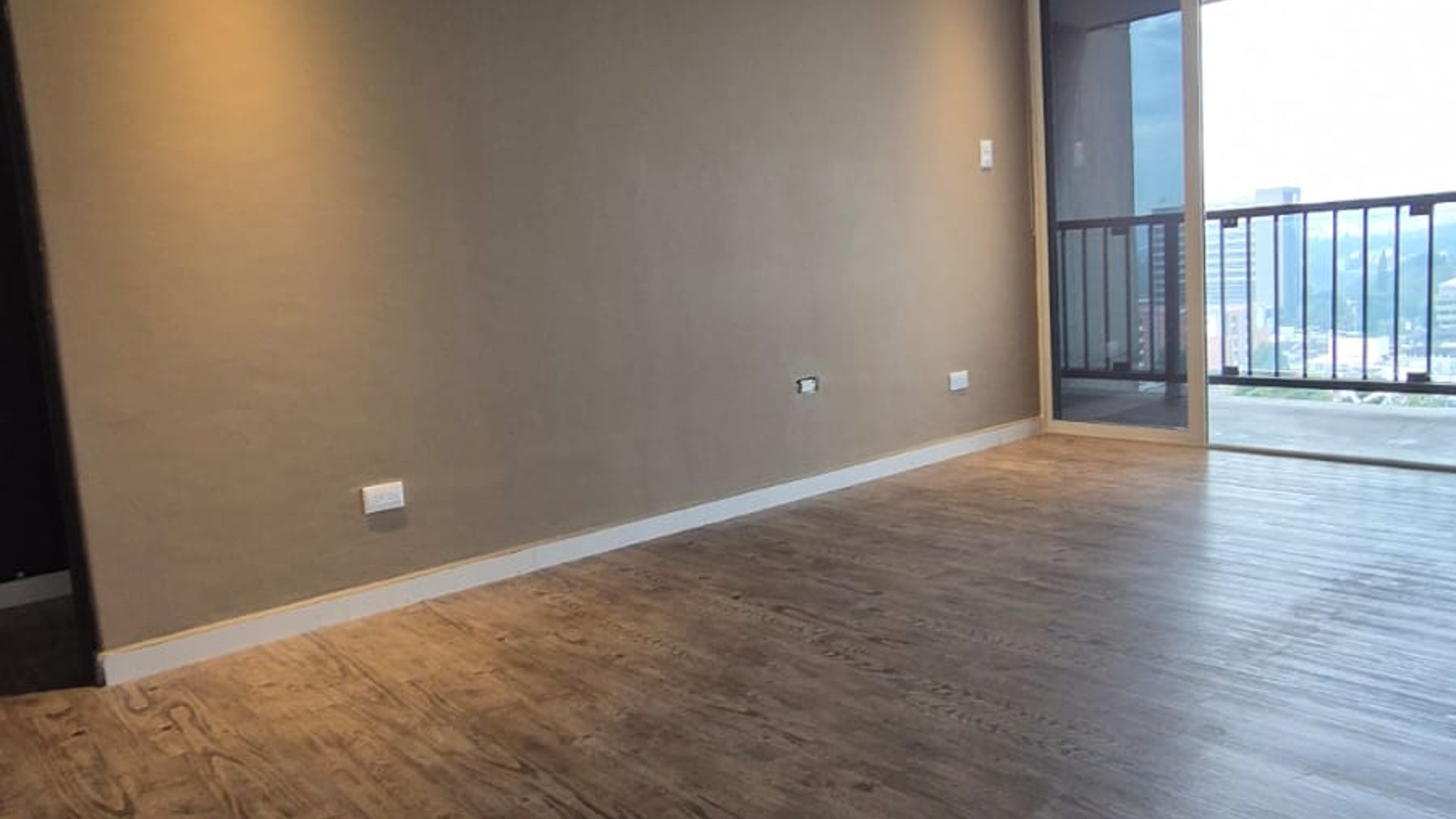 EN VENTA AMPLIO APARTAMENTO REMODELADO ZONA 10 - Miniatura 2