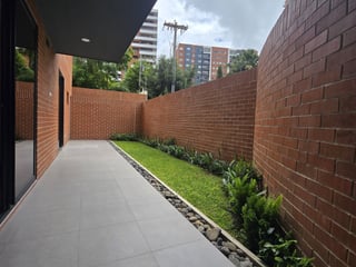 Apartamento de Lujo con Jardin en venta en la zona 14 - Image 1