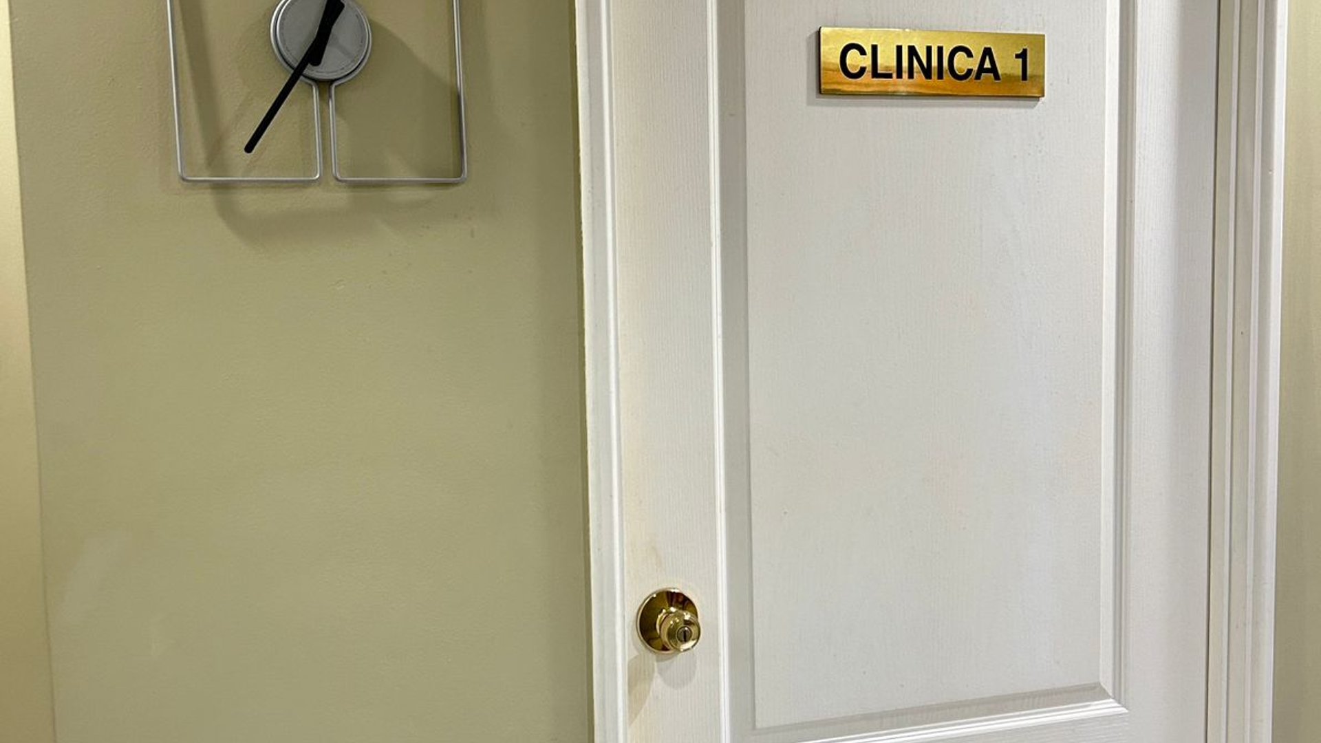 Renta de Clinica en centro medico 2 zona 10 - Miniatura 4