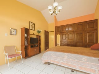 HERMOSA CASA DE LUJO EN VENTA EN SAN BARTOLOMÉ MILPAS ALTAS - Image 8
