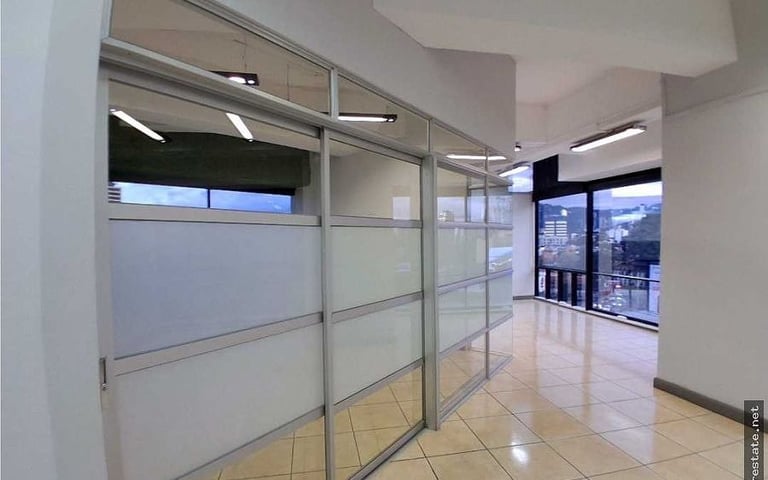Oficina en Venta – Design Center, Zona 10 | 114 m² + 2 Parqueos - Miniatura 6