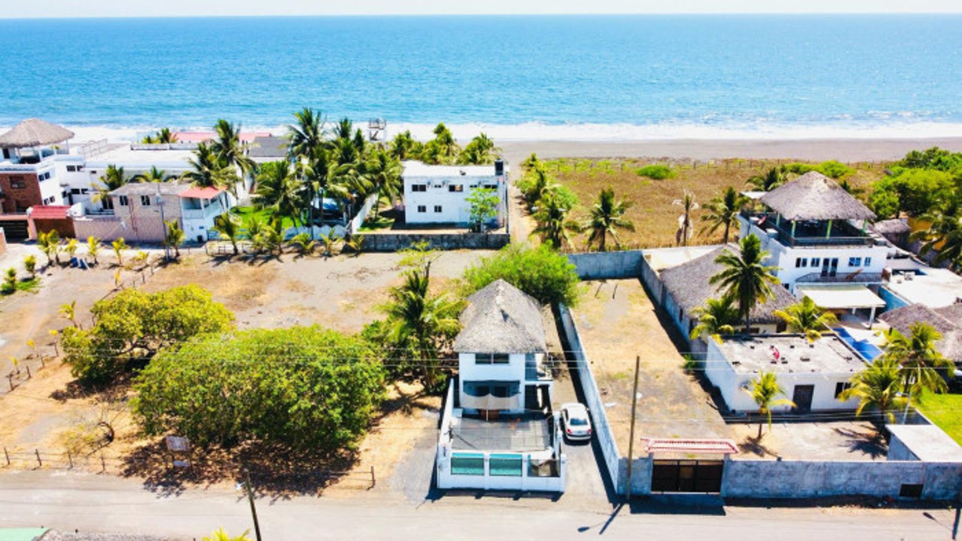 Casa con Terreno Vacacional de Playa Venta Monterrico - Miniatura 2