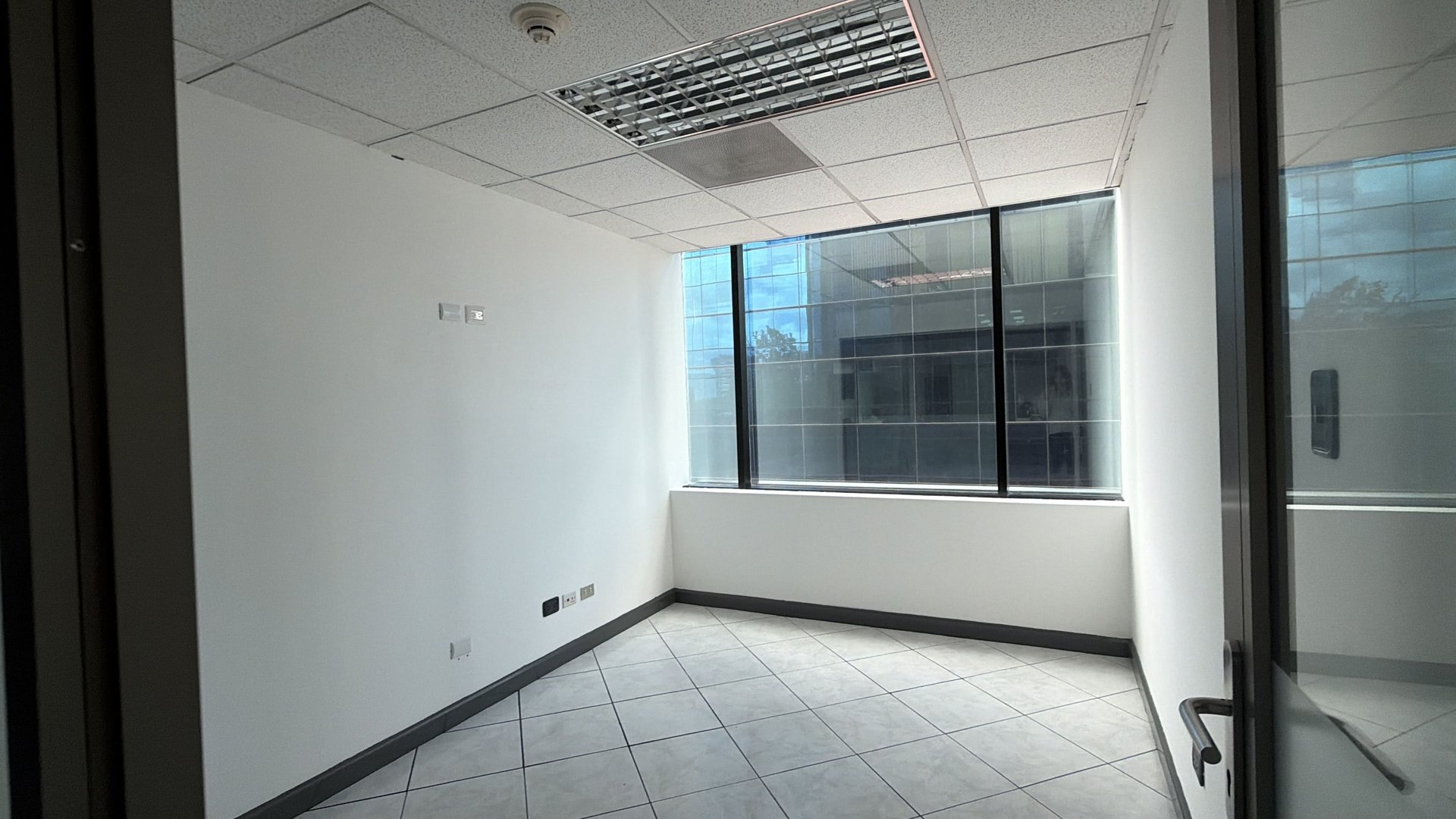 Oficina en Alquiler / Venta Edificio Europlaza, zona 14 - Miniatura 8