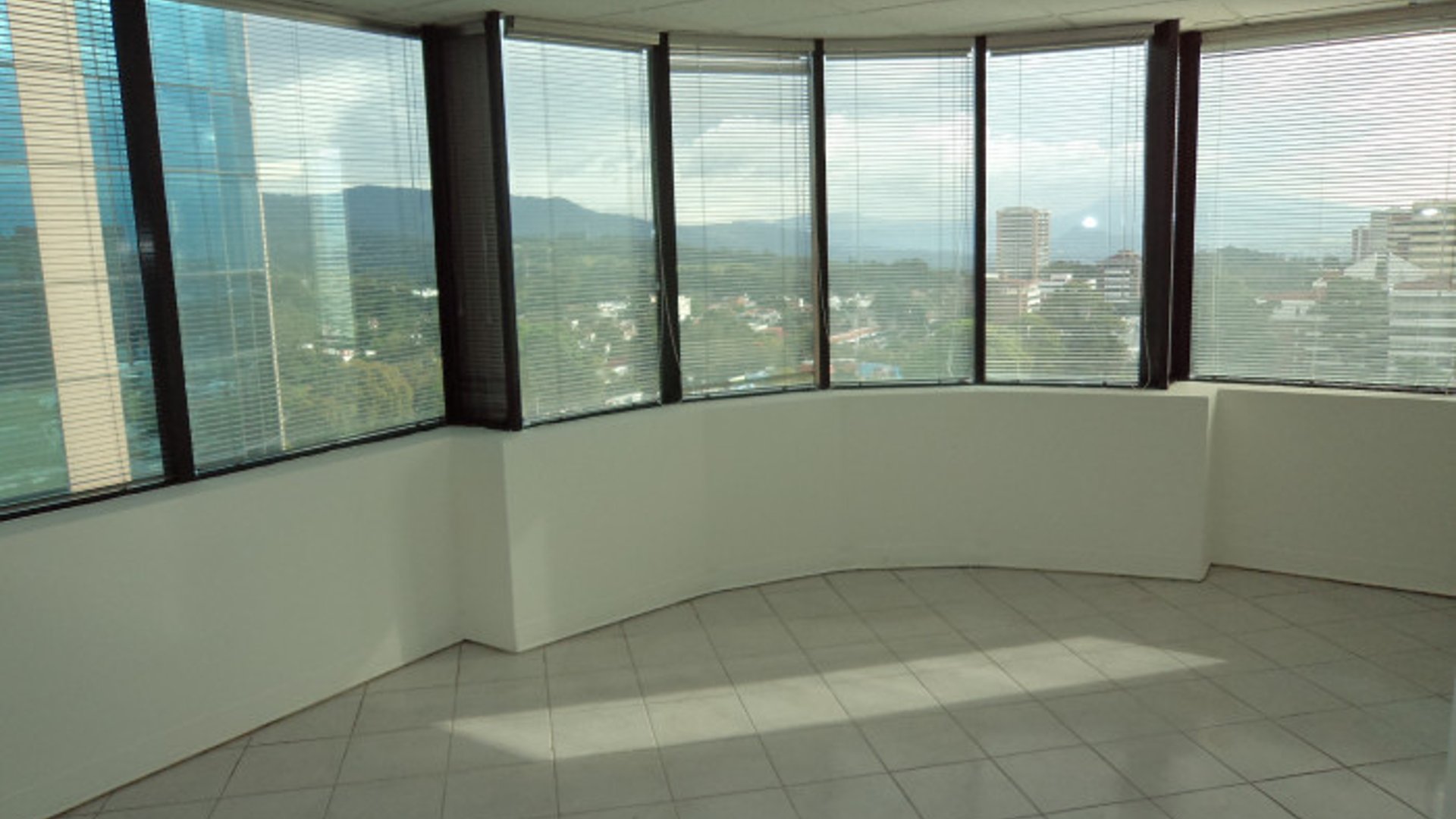 En Renta Oficina en Zona 14 Europlaza Guatemala - Miniatura 8