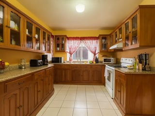 HERMOSA CASA DE LUJO EN VENTA EN SAN BARTOLOMÉ MILPAS ALTAS - Image 5