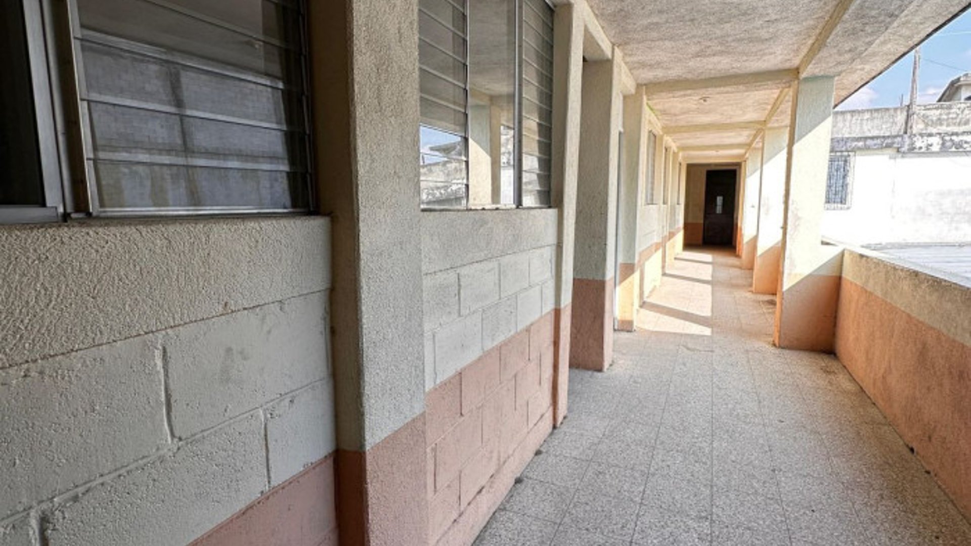 Vendo Casa de 3 Niveles Suelo Comercial - Miniatura 4