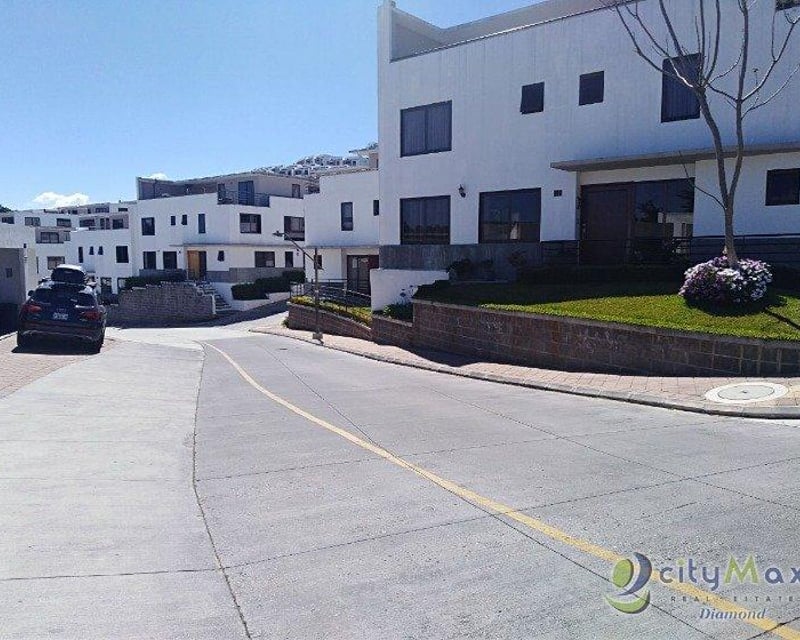SE RENTA MODERNA CASA amueblada en Santuaria Muxbal