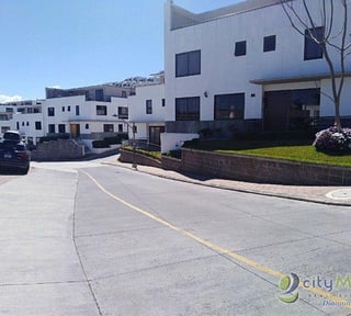 SE RENTA MODERNA CASA amueblada en Santuaria Muxbal