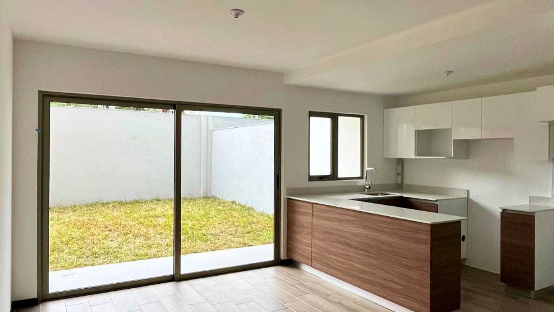 APARTAMENTO CON JARDÍN EN VENTA – SEGHERIA ZONA 14 (LA VILLA)