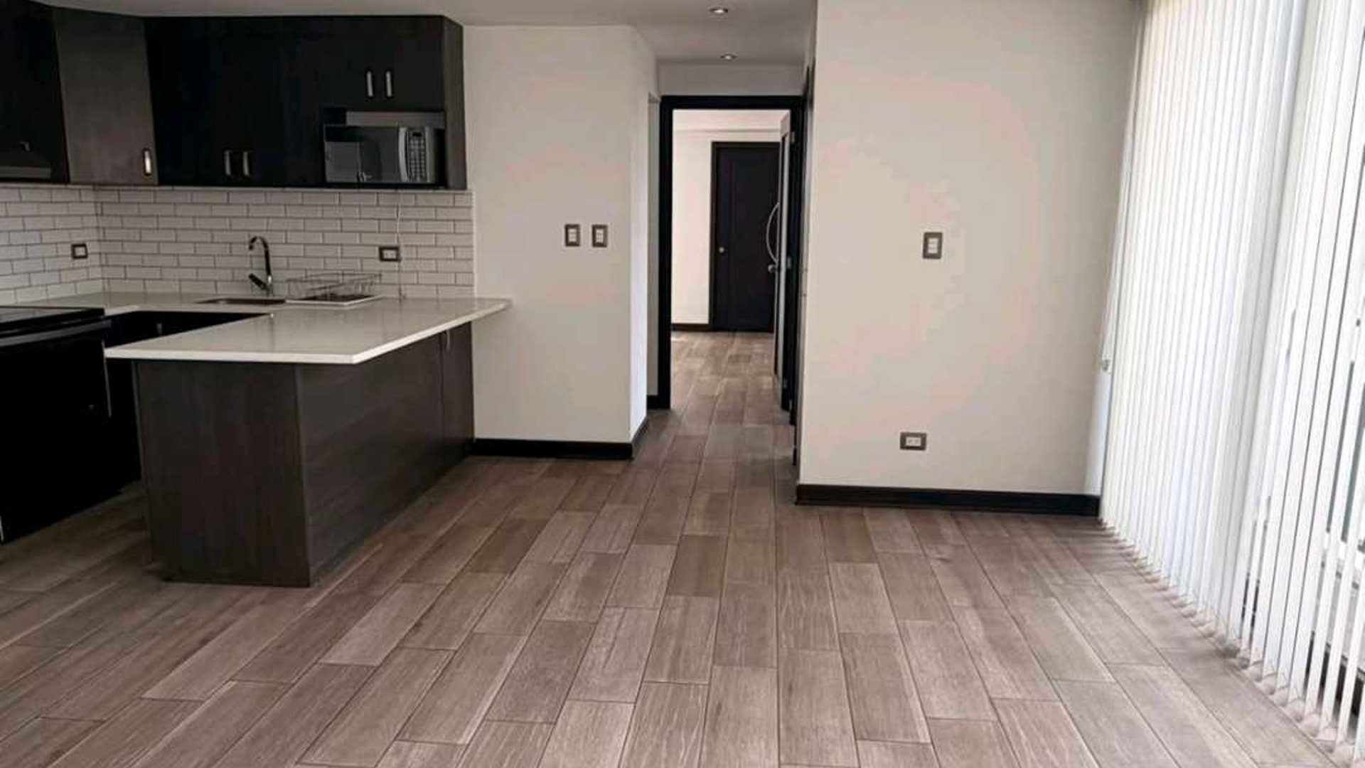 APARTAMENTO EN ALQUILER ???? Edificio Tres 15, Zona 13 - Miniatura 2
