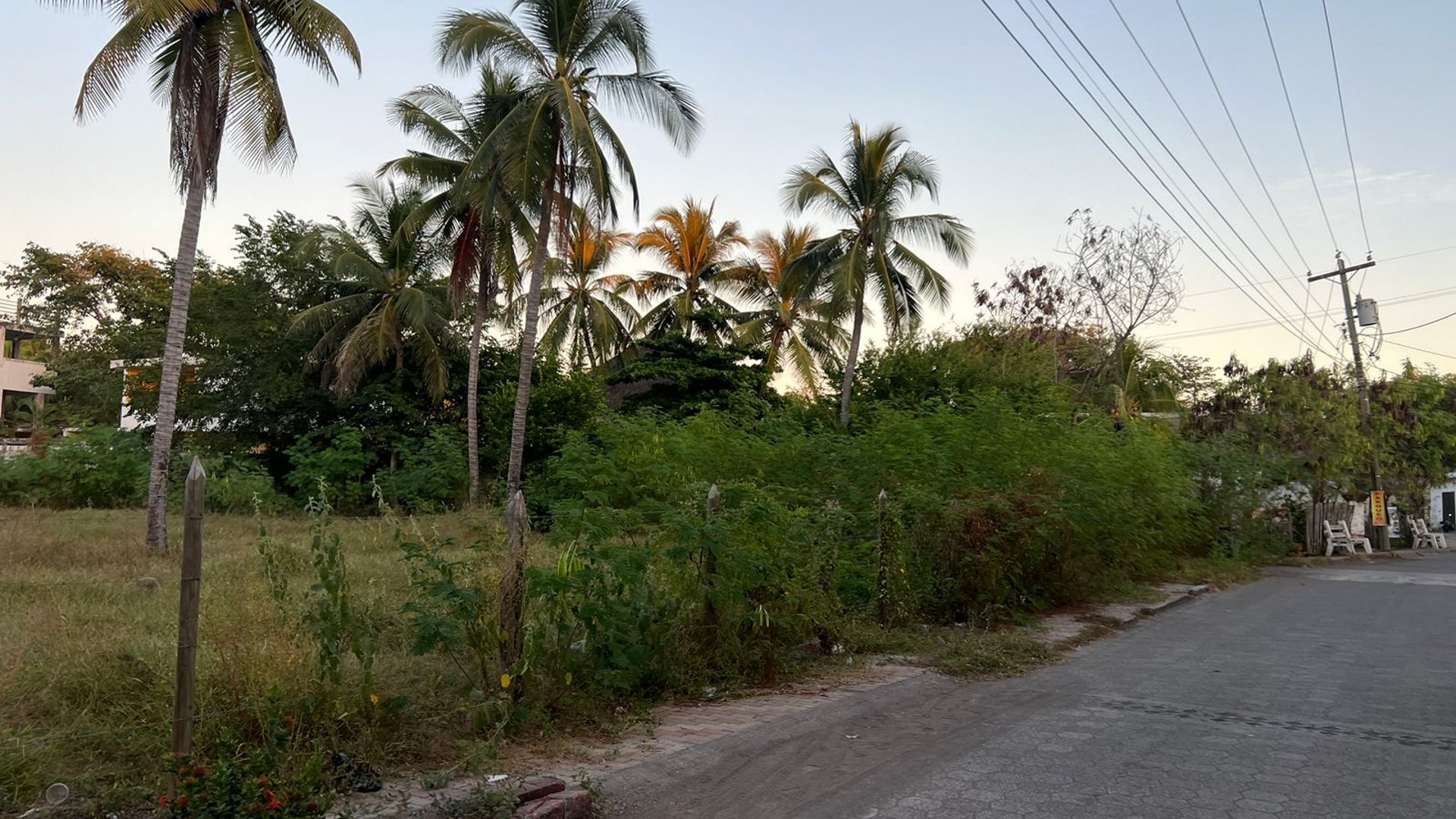VENTA DE AMPLIO TERRENO A POCOS METROS DE LA PLAYA - MONTERRICO - Miniatura 2