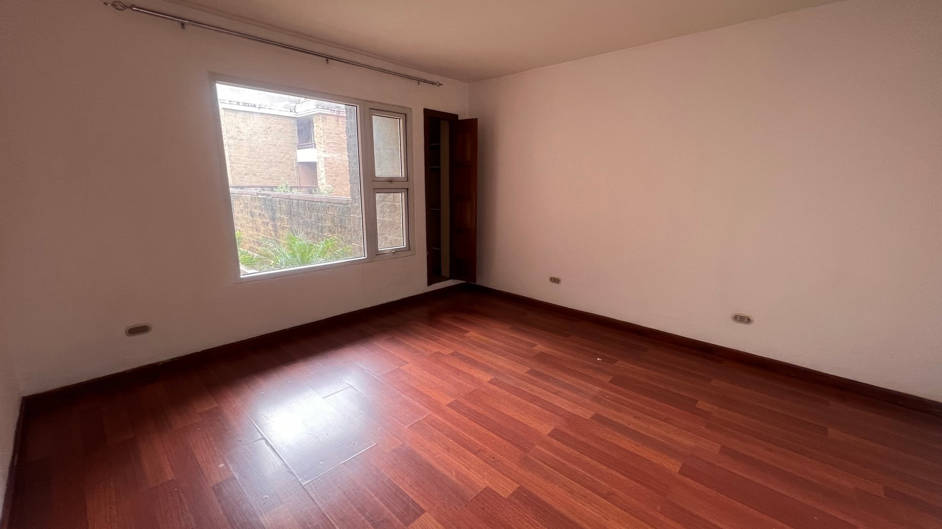 Lindo towhouse en renta Cantabria zona 13 - Miniatura 17