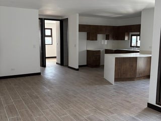 Apartamento en Venta Edificio Marqués de Oakland Zona 10 - Image 2