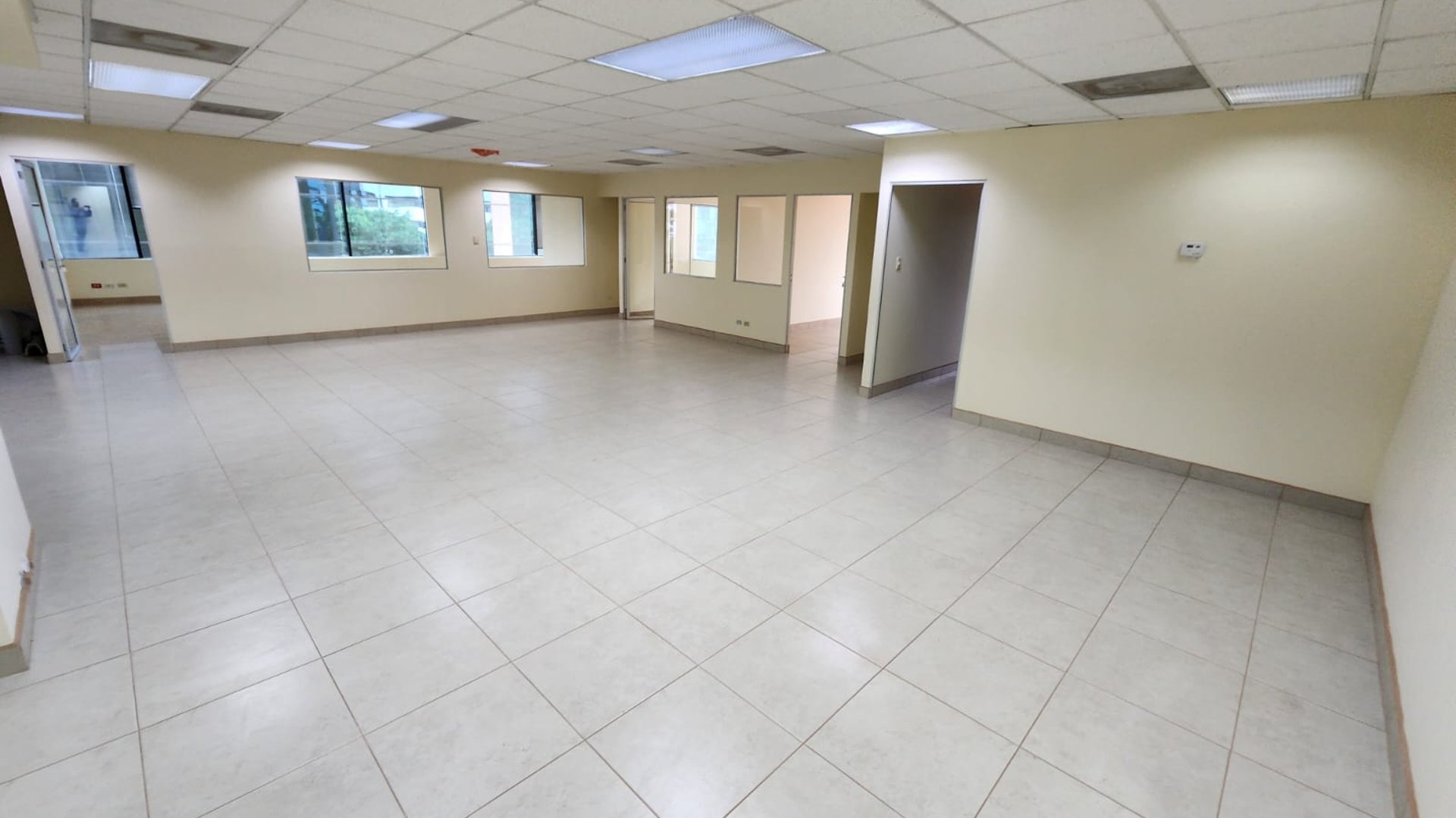 Oficina en venta en zona 14 Europlaza Ref-5642