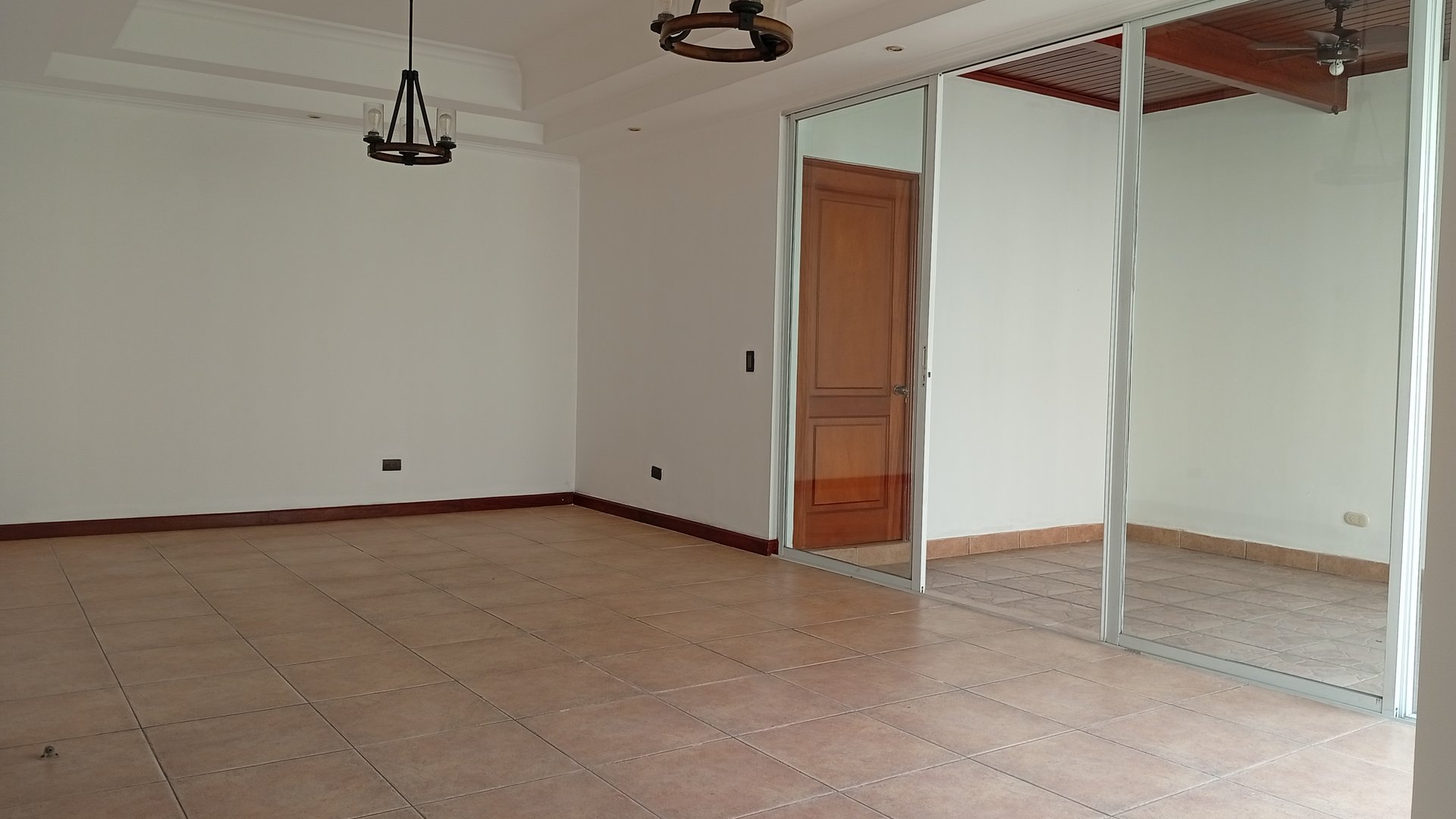 Casa en renta en condominio en zona 10 - Miniatura 2