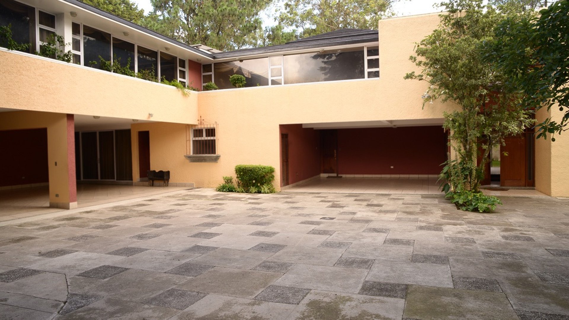 Amplia casa de 3 habitaciones + estudio en venta, Muxbal