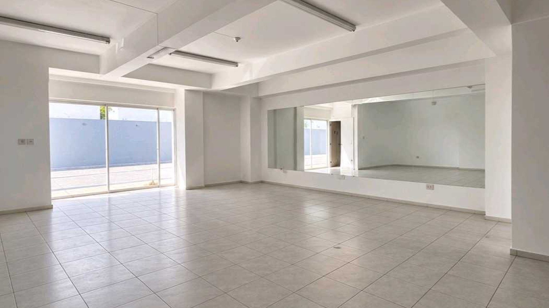 LOCAL COMERCIAL EN ALQUILER????Edificio Murano Center, Zona 10 - Miniatura 2