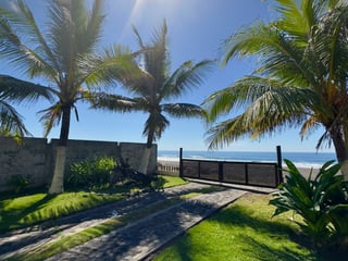 Casa Vacacional en Venta en Playa de Hawaii Monterrico - Image 1