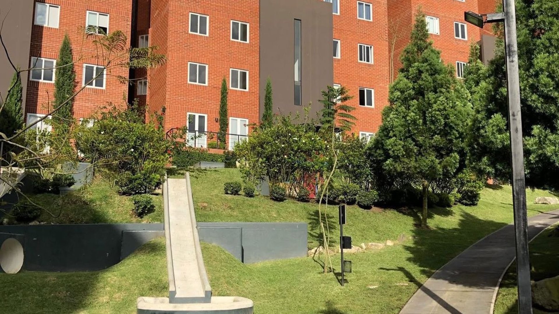 📍APARTAMENTO AMUEBLADO EN RENTA – 2 HAB + ESTUDIO | HEXA 16 | ZONA 16