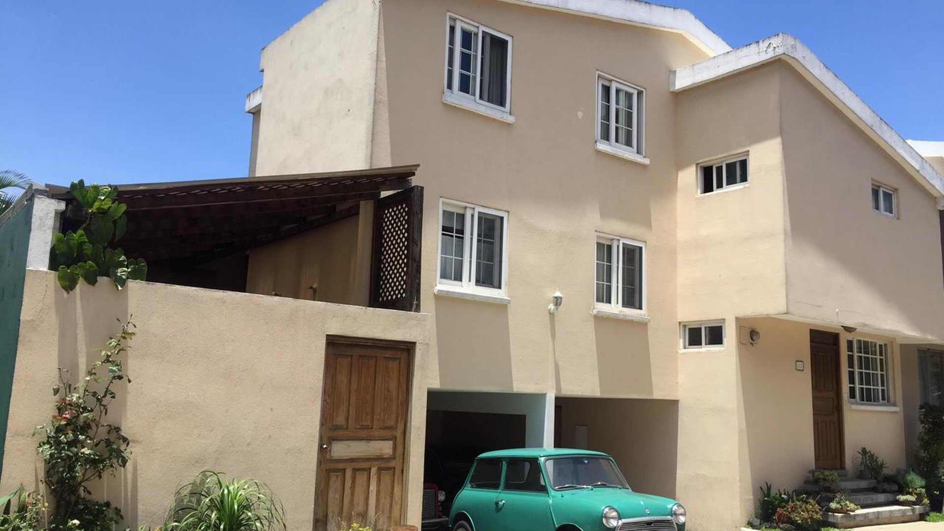 Vendo Linda Casa en Condominio Quebradas De Las Rosas, Zona 12 - Image 1