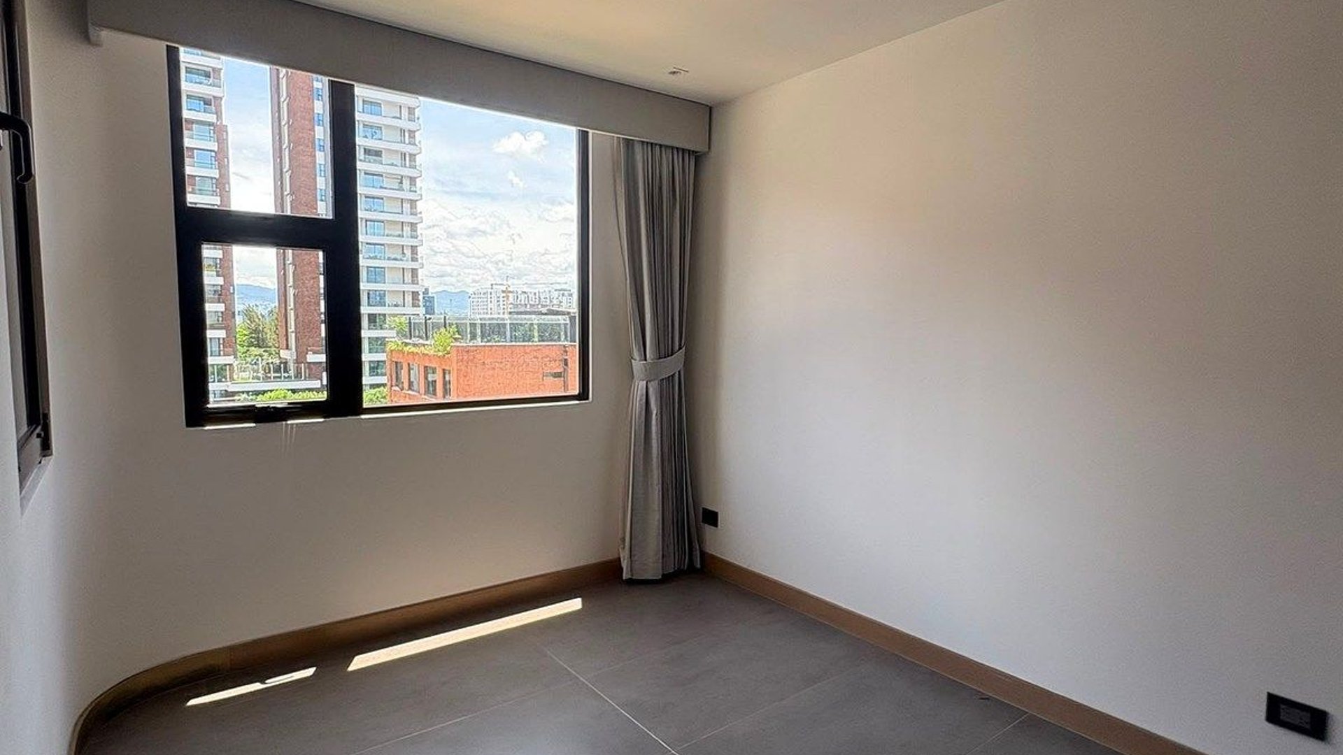 Apartamento en Alquiler  Edificio Torre Vertic Zona 14 - Miniatura 16