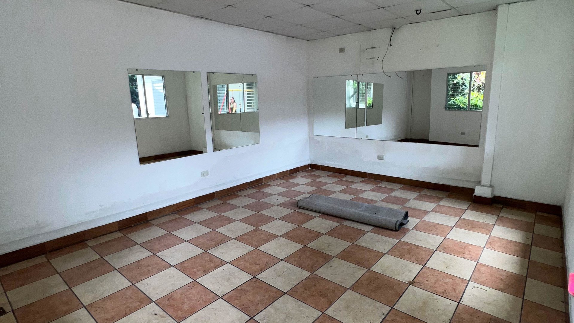 CASA IDEAL PARA OFICINAS EN RENTA ZONA 10 - Miniatura 7