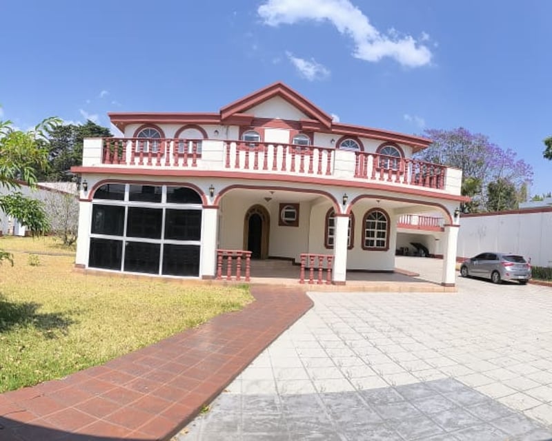 VENDO AMPLIA CASA EN ZONA 7 SECTOR MATEO FLORES